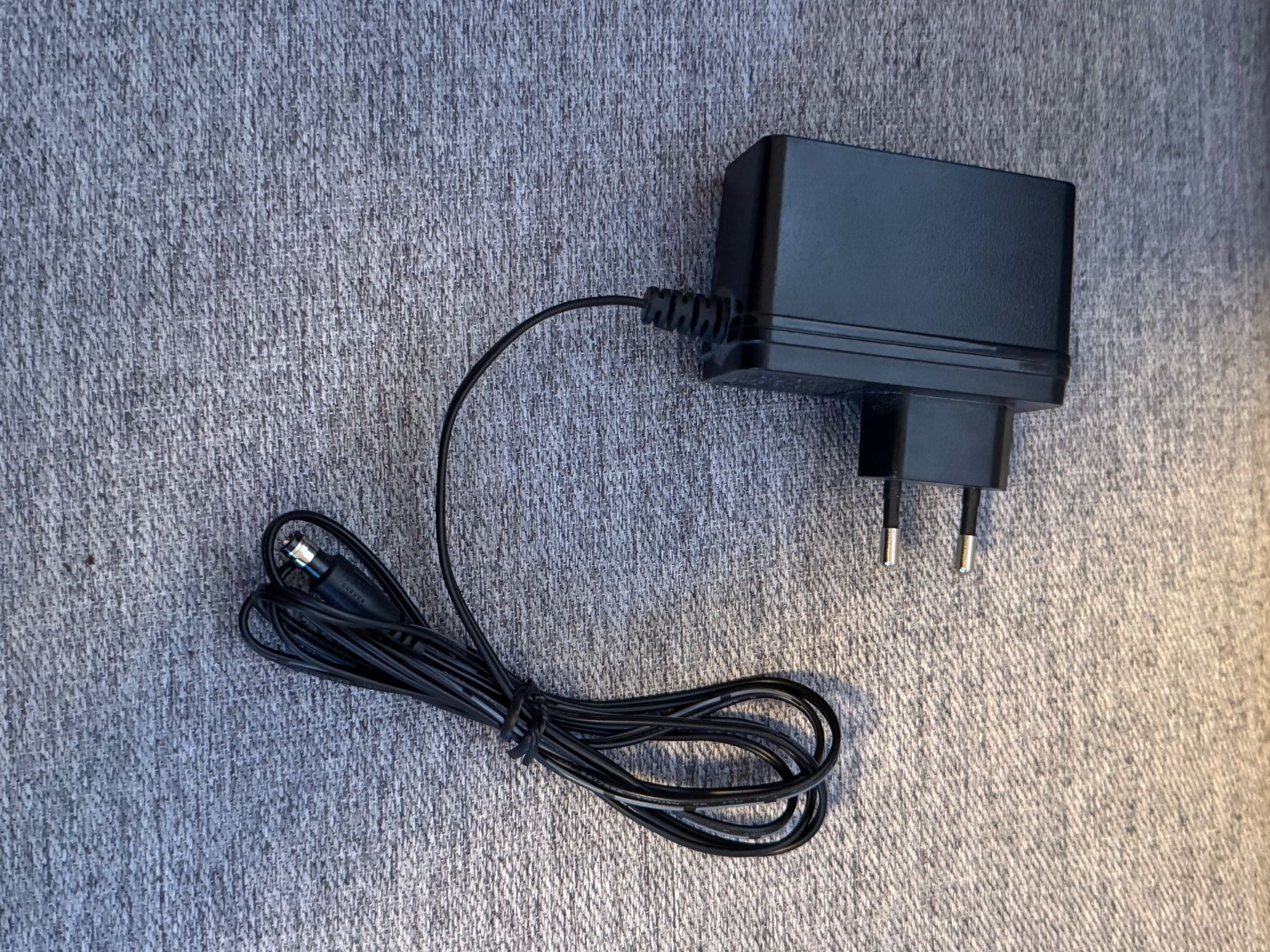 Caricabatterie: Universal Netzteil 12V 1.5A schwarz – Usato da St. Gallen venduto da superlegger