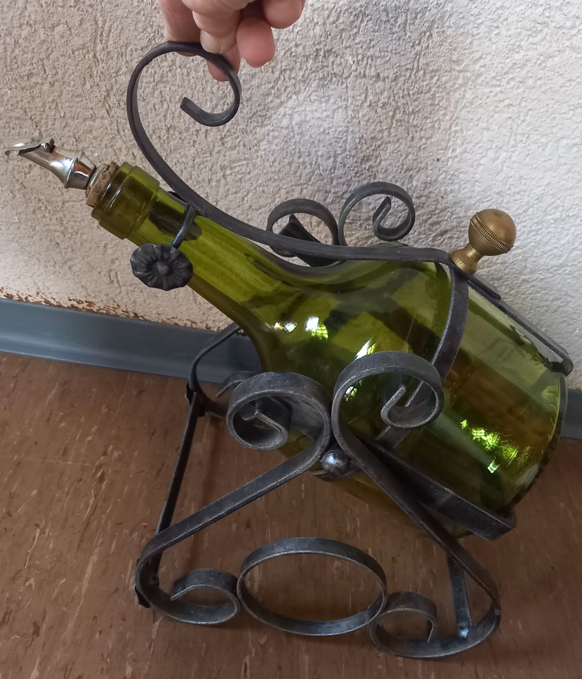 Portabottiglie: Schmiedeisen-Gestell mit Schnapsflasche; 3lt – Usato da Marbach LU venduto da Ilrebo