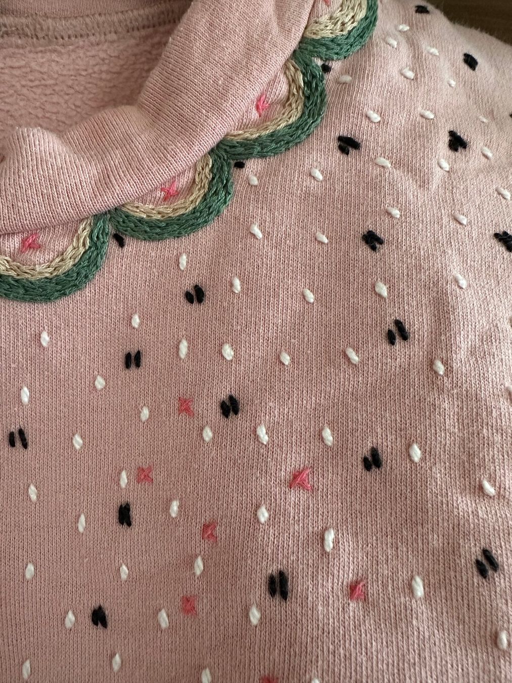 Pullover & Sweatshirts: Cuter Pulli in blush mit Stickerei – Gebraucht aus Zürich von Honeyboo 1