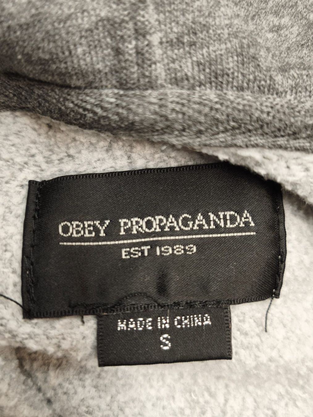 Obey Maglioni & Felpe: OBEY Hoodie, Grösse S, Grau – Nuovo (secondo la descrizione) da Emmetten venduto da SecondhandSiska 4