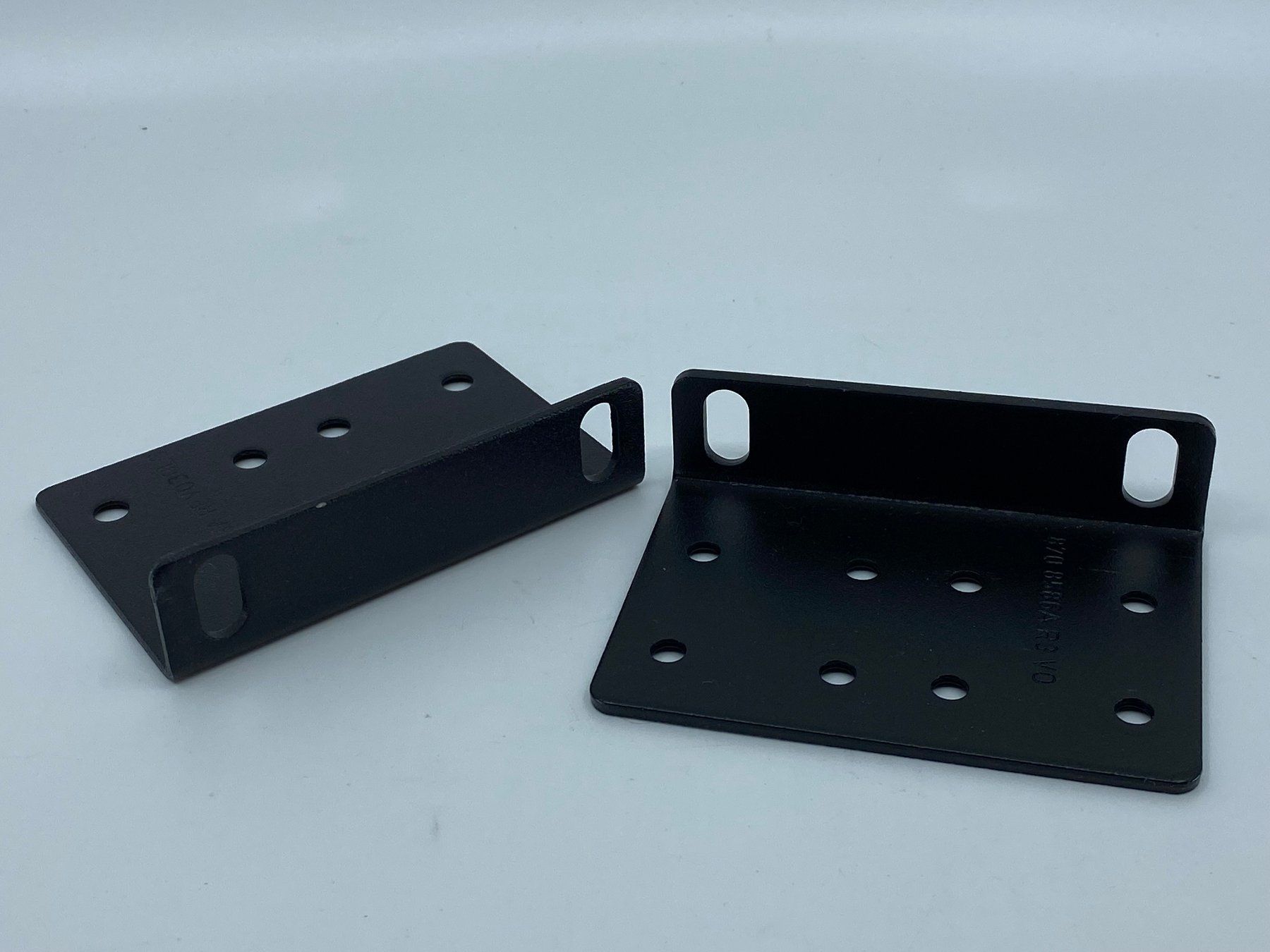 Supporti a parete: APC 870-8586A Server Rack Ear Mounting Bracke Kit – Nuovo (secondo la descrizione) da Langwiesen venduto da Restposten-24 1