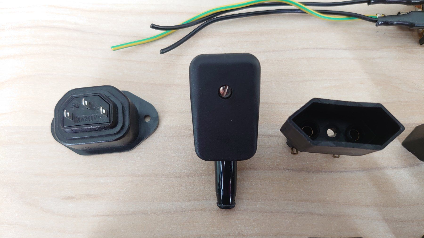 Componenti elettronici: Diverse Netzeingangsbuchsen und Stecker – Usato da Pfäffikon SZ venduto da Wild0 3