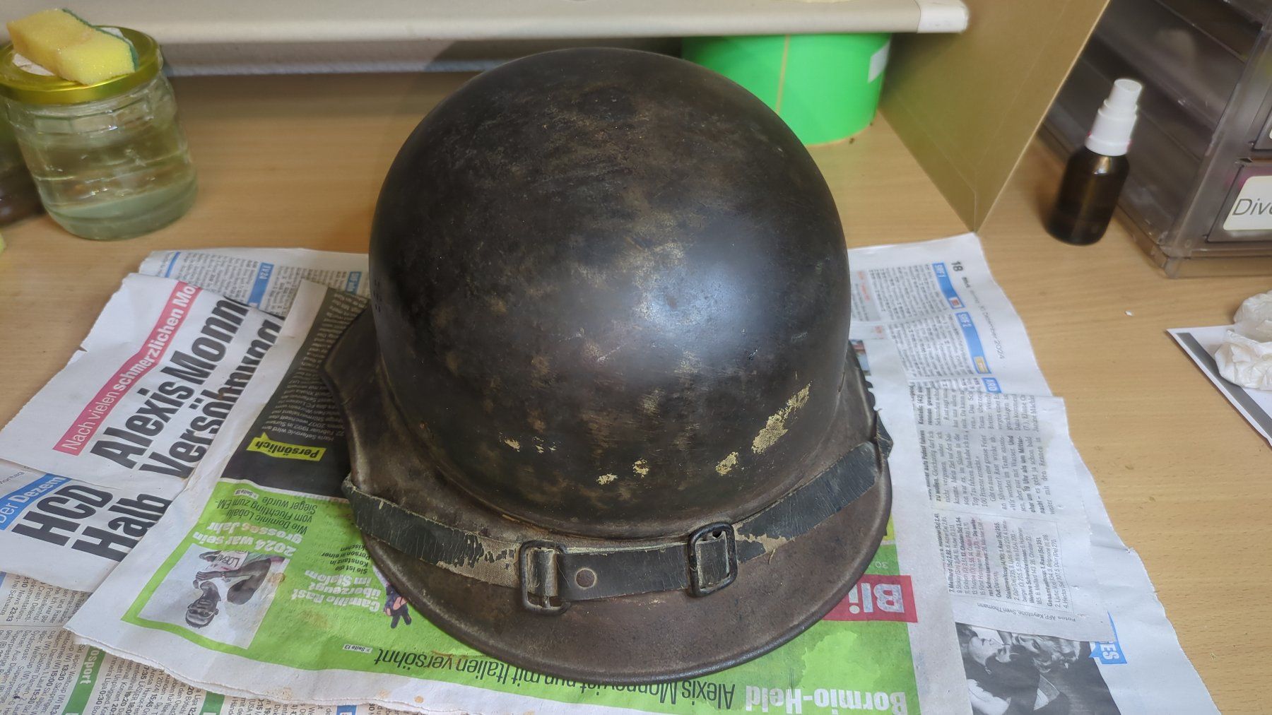 Uniformi & Effetti personali: Luftschutz Stahlhelm M38 "Gladiator" 3-Teilig – Usato da Buttisholz venduto da ArmeeShopCH 1