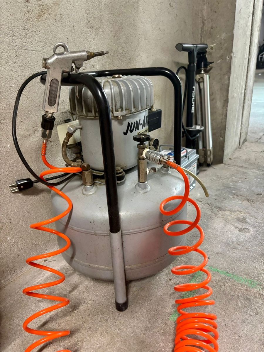 Jun-Air Compressori: Compresseur Silencieux Professionnel JUN-AIR  – Usato da Chavannes-Renens venduto da tim_8669 2