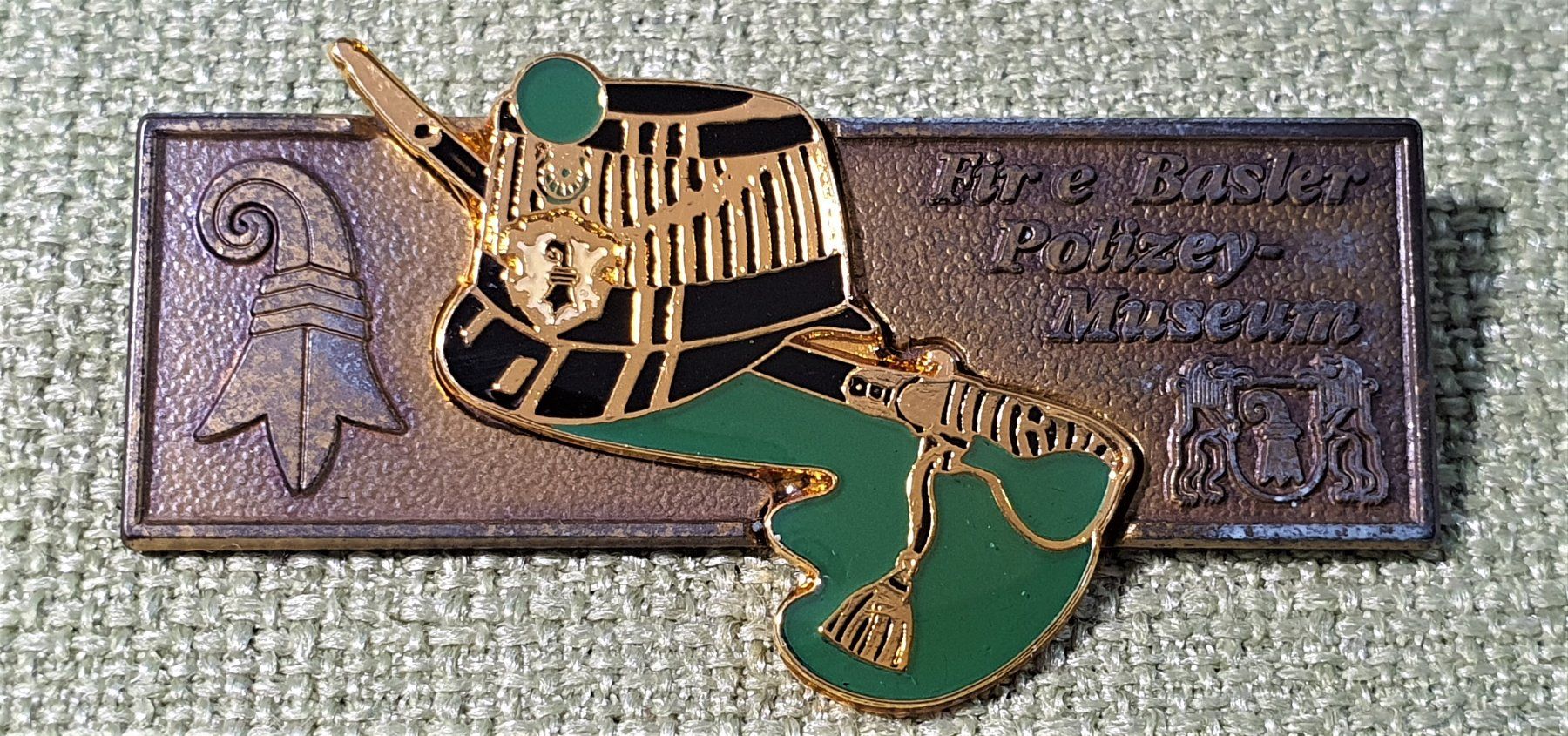 Placchette & Badge: P218 - Pin Fir e Basler Polizei/Polizey Museum – Usato da Reinach BL venduto da Boston-Verkauf