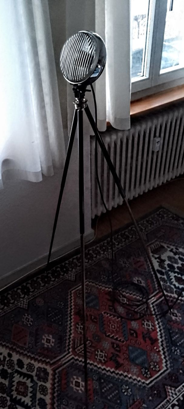 Lampen: Scheinwerfer auf Stativ Vintage Design Lampe Wohnzimmer – Gebraucht aus St. Gallen von EastLakeConcept 2
