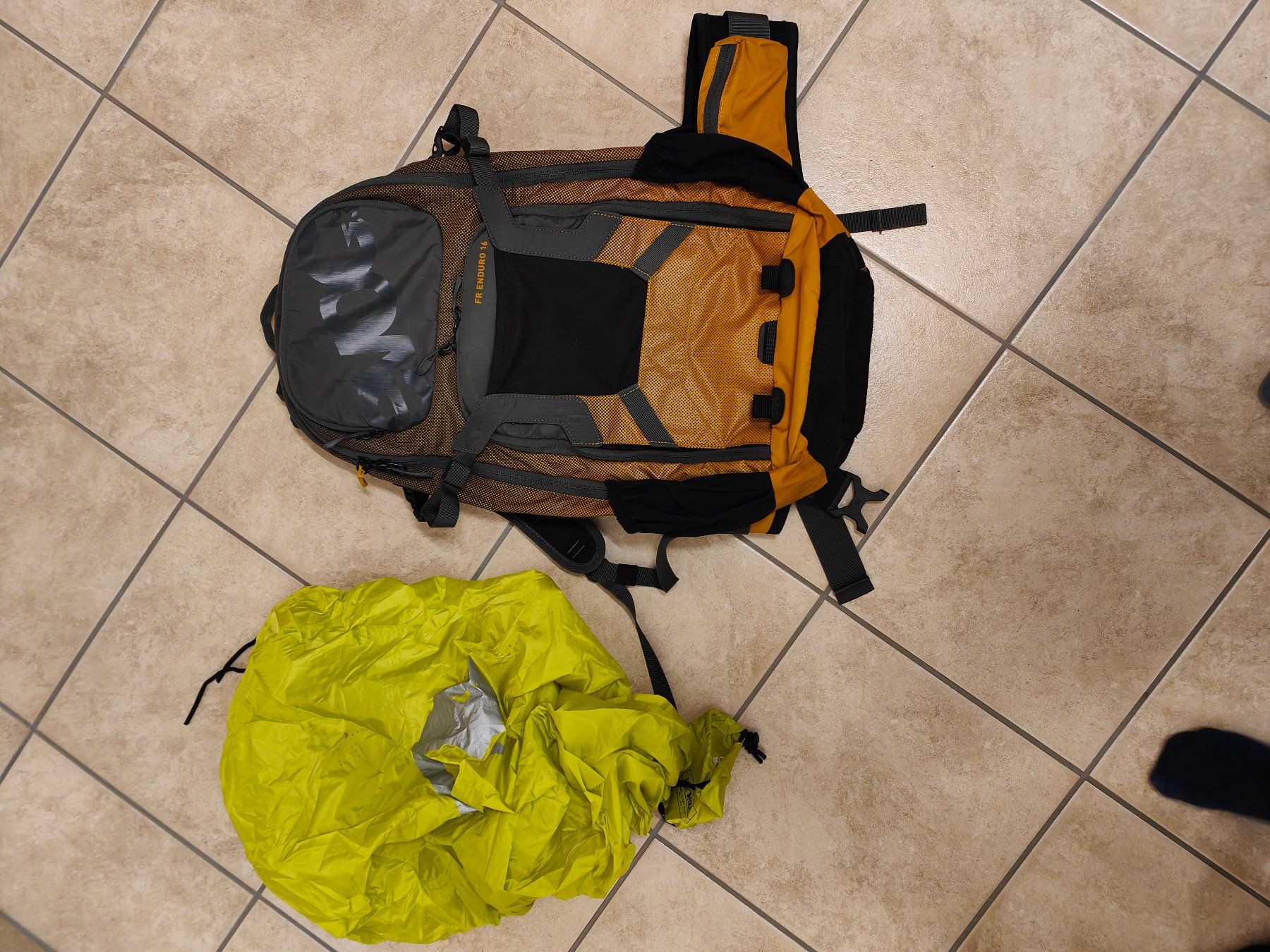 Evoc Zaini: Evoc FR Trail 16l mit Protektor + Regenhülle – Usato da Mels venduto da velo-city