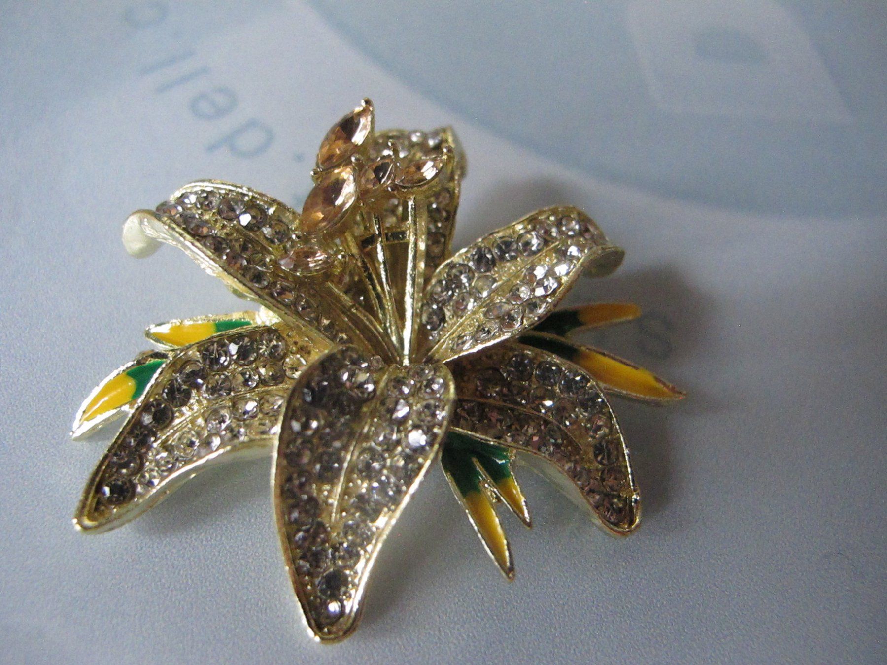 Broschen & Nadeln: Brosche, vergoldet mit Strass - Blumendesign! – Neu (gemäss Beschreibung) aus Löhningen von Chimae67