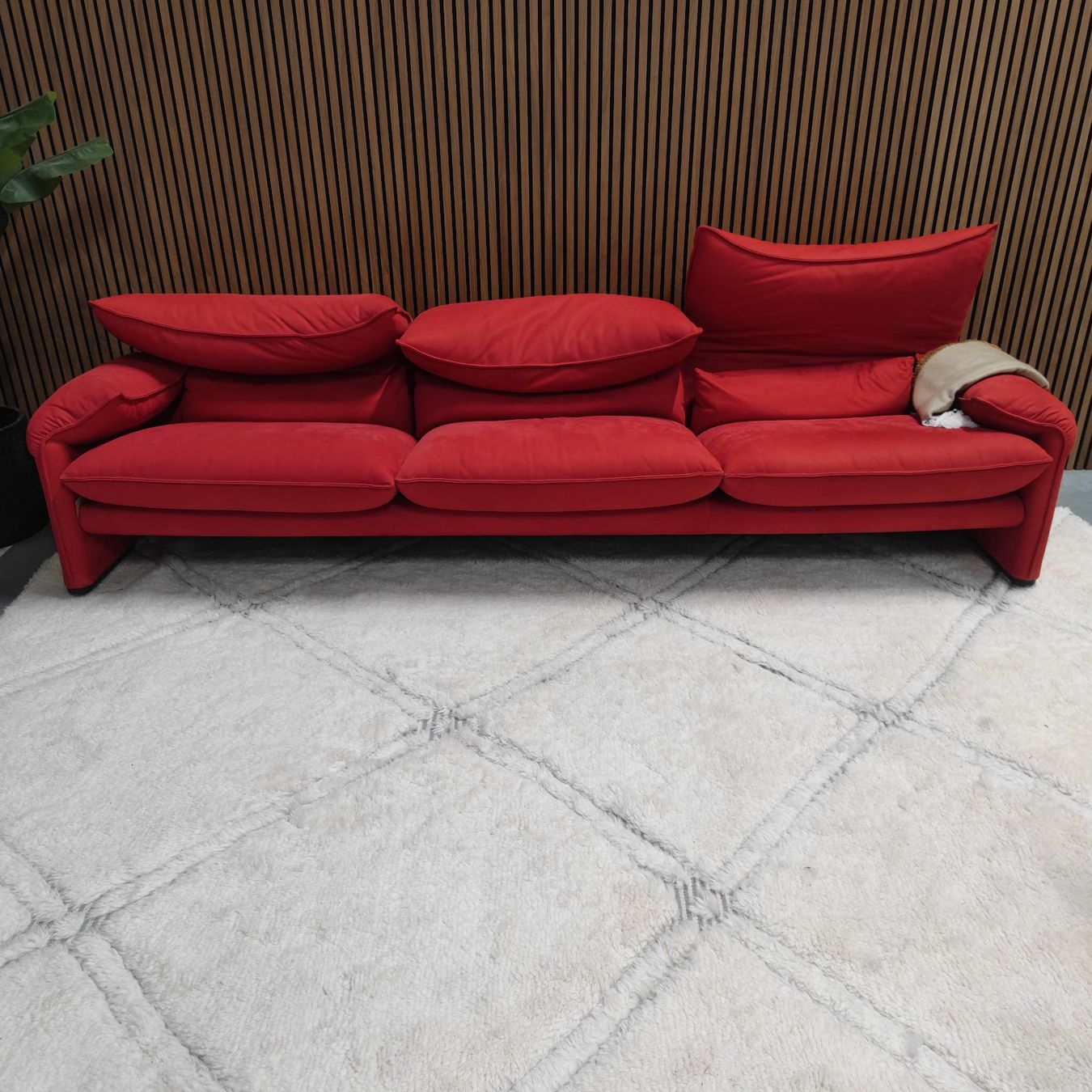 Cassina Sofas: Cassina Maralunga Dreisitzer-Sofa in Rot – Neu und originalverpackt aus Zürich von Nexclusives.com