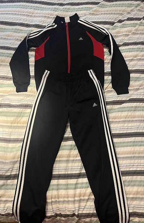 Lots de vêtements: Ensemble Adidas  – D'occasion à Chavannes-Renens par luc_52p8