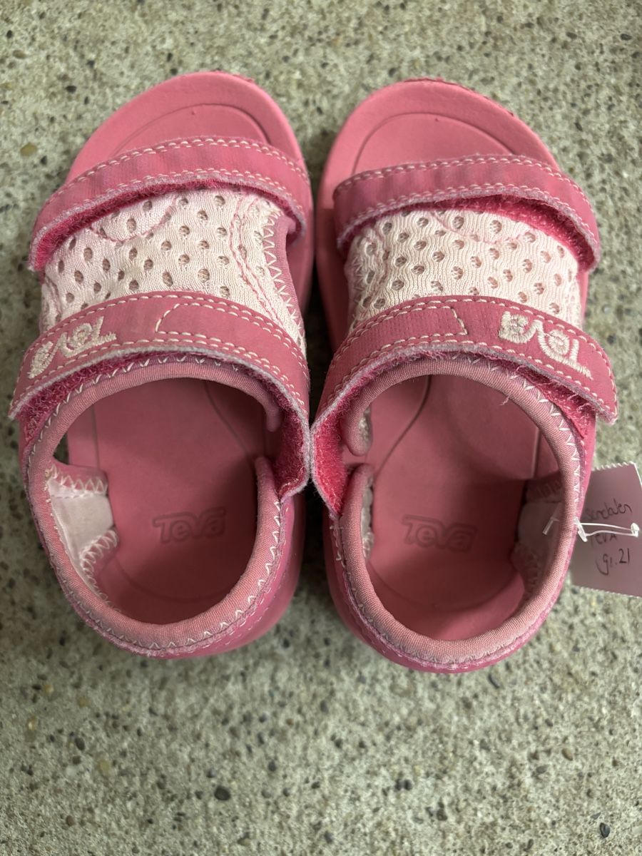 Teva Schuhe für Mädchen: Teva Sandalen Pink, Grösse 21 – Gebraucht aus Büren an der Aare von Nikito2001 2