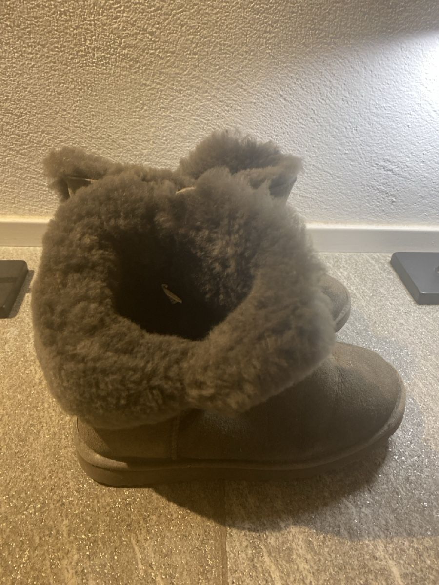 Ugg Scarpe da donna: Stivale Ugg – Usato da Davesco-Soragno venduto da Chichijango 1