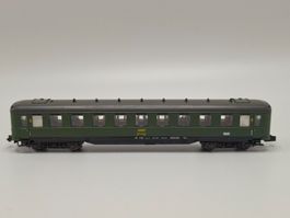Roco 02264C SNCF Schnellzugwagen (Schürzenwagen) 2. Kl (A)