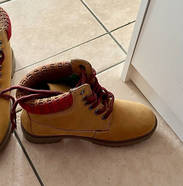 Benetton Scarpe da uomo: Vendo scarponcini/anfibi nr. 37 marca Benetton – Nuovo (secondo la descrizione) da Brione s. Minusio venduto da Je_Jey 2