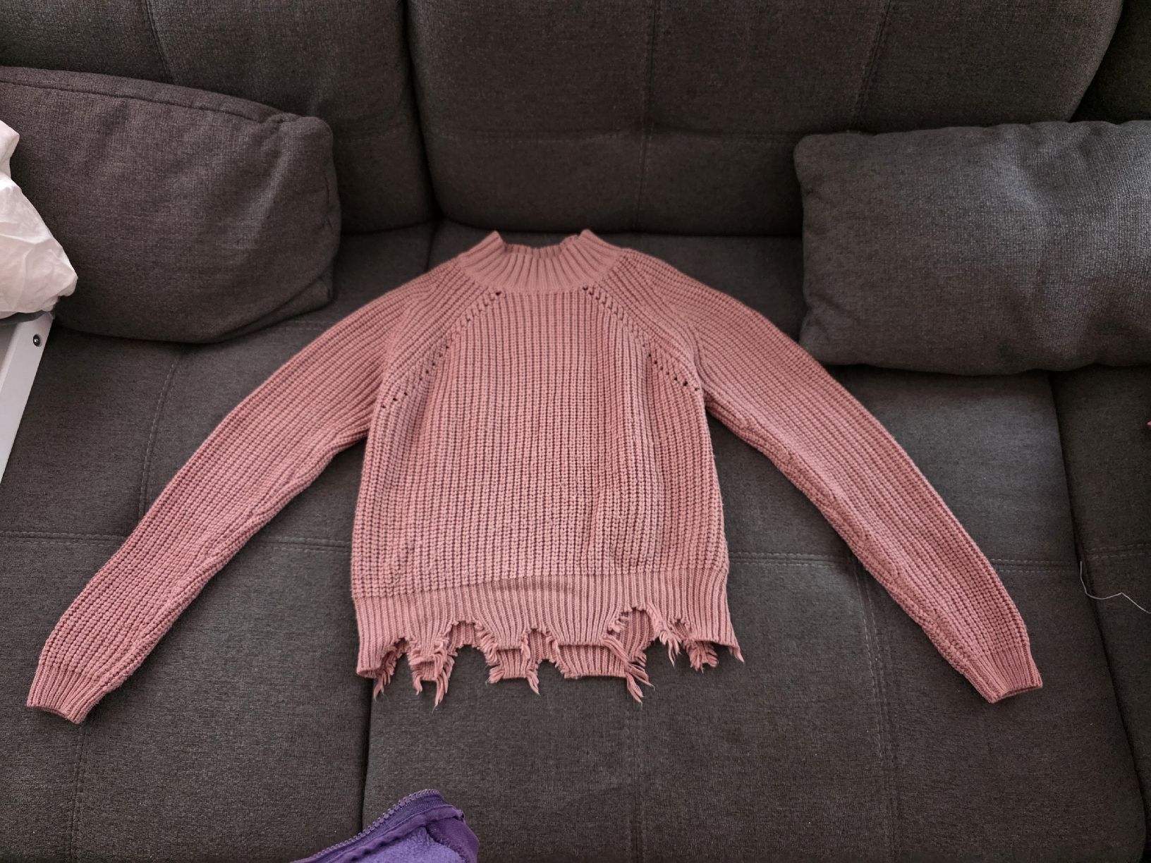 Pullover & Sweatshirts: Rosafarbener Strickpullover mit Fransen - Grösse S – Gebraucht aus Winterthur von SophiemachtPlatz
