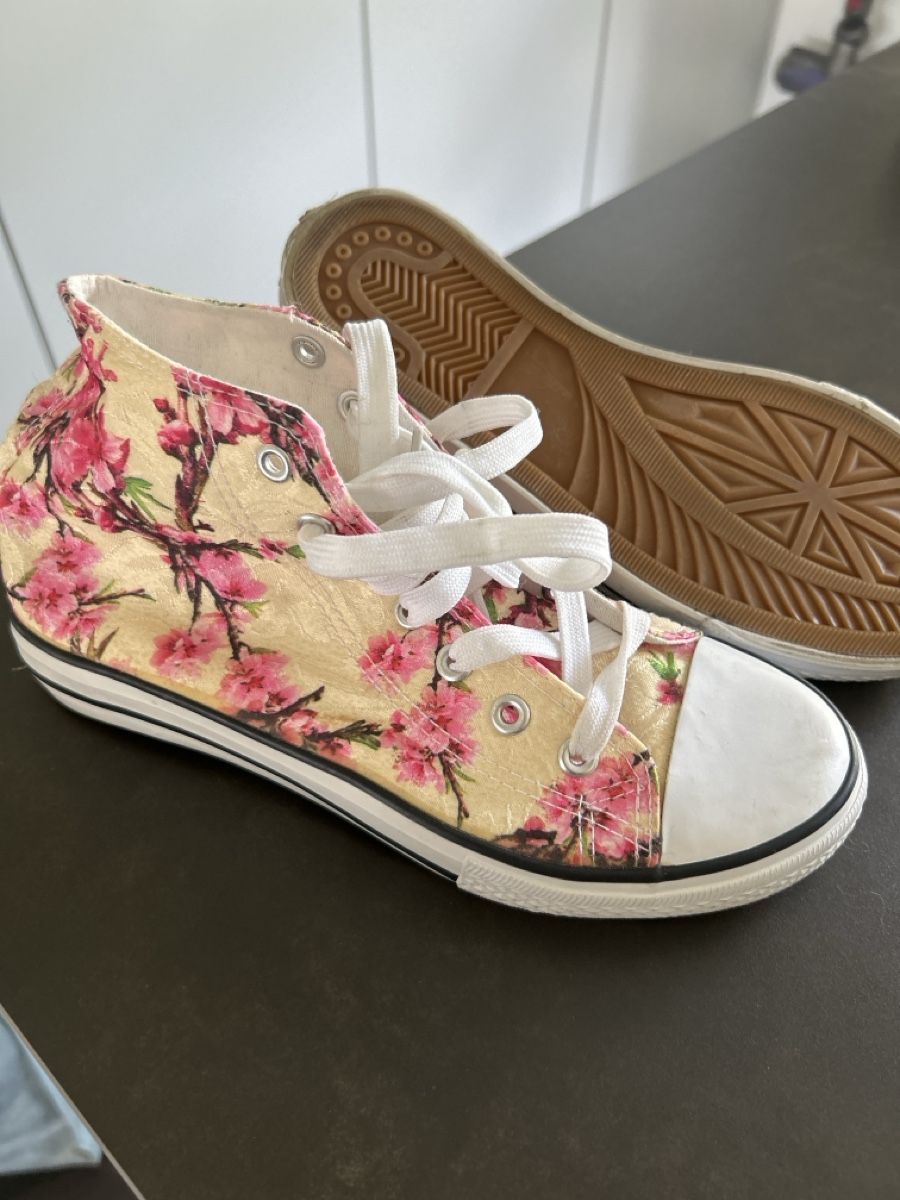 Damenschuhe: Frühlings-Sneaker mit Kirschblütenmuster – Gebraucht aus Wettingen von Trini16