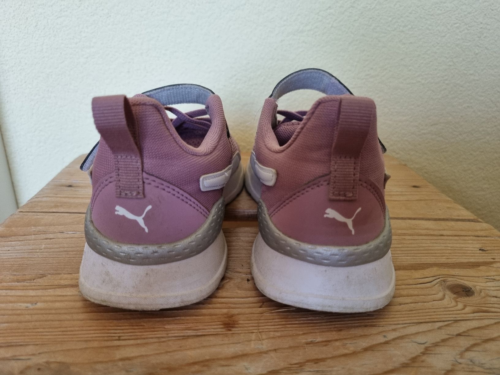 Puma Schuhe für Mädchen: Wenig getragene Puma Sneaker, Gr.33 – Gebraucht aus Jonen von Balzli01 1