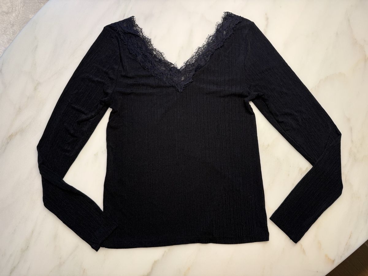 H&M Top: Langarmshirt mit Spitze H&M - Grösse M  – Usato da Wohlen AG venduto da Coco_91 1