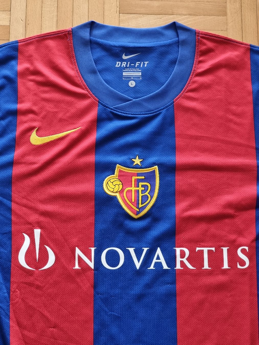 FC Basel Leibchen & Hosen: FC Basel 2010-2011 Heimtrikot – Gebraucht aus Suhr von SariLacivert1907 3