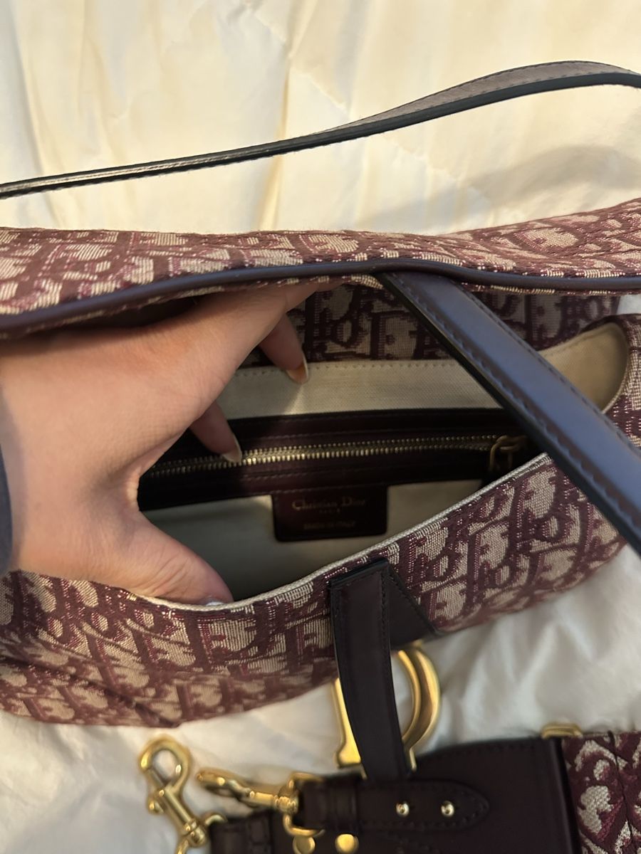 Dior Borse da donna: Dior Saddle Bag Bordeaux mit Strap - Neuwertig! – Nuovo (secondo la descrizione) da Küssnacht am Rigi venduto da lea_9qml 4