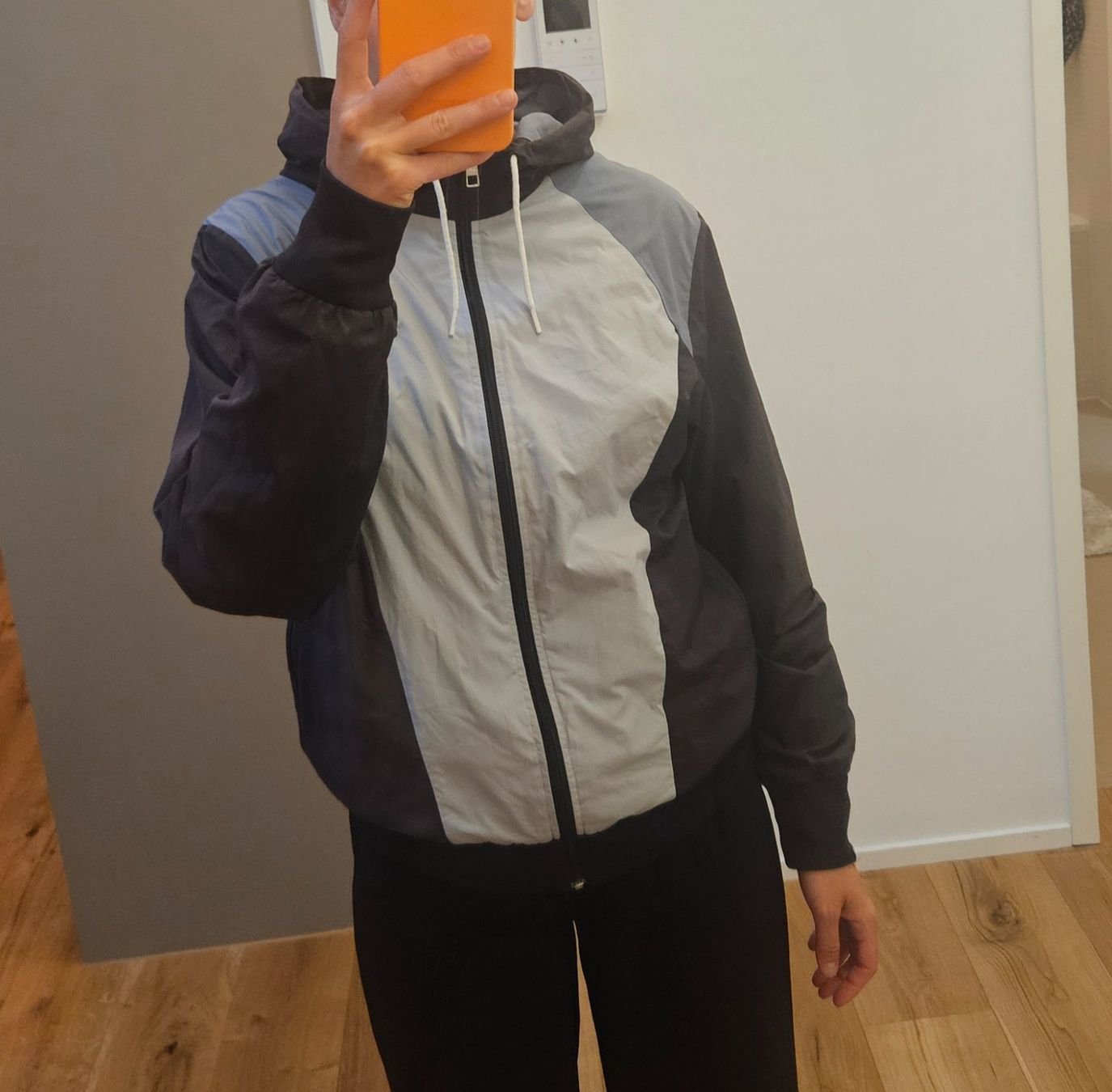 Nike Giacche: Leichte Nike Trainingsjacke mit Kapuze, Gr. S – Usato da Schwyz venduto da anv_vg9d 3