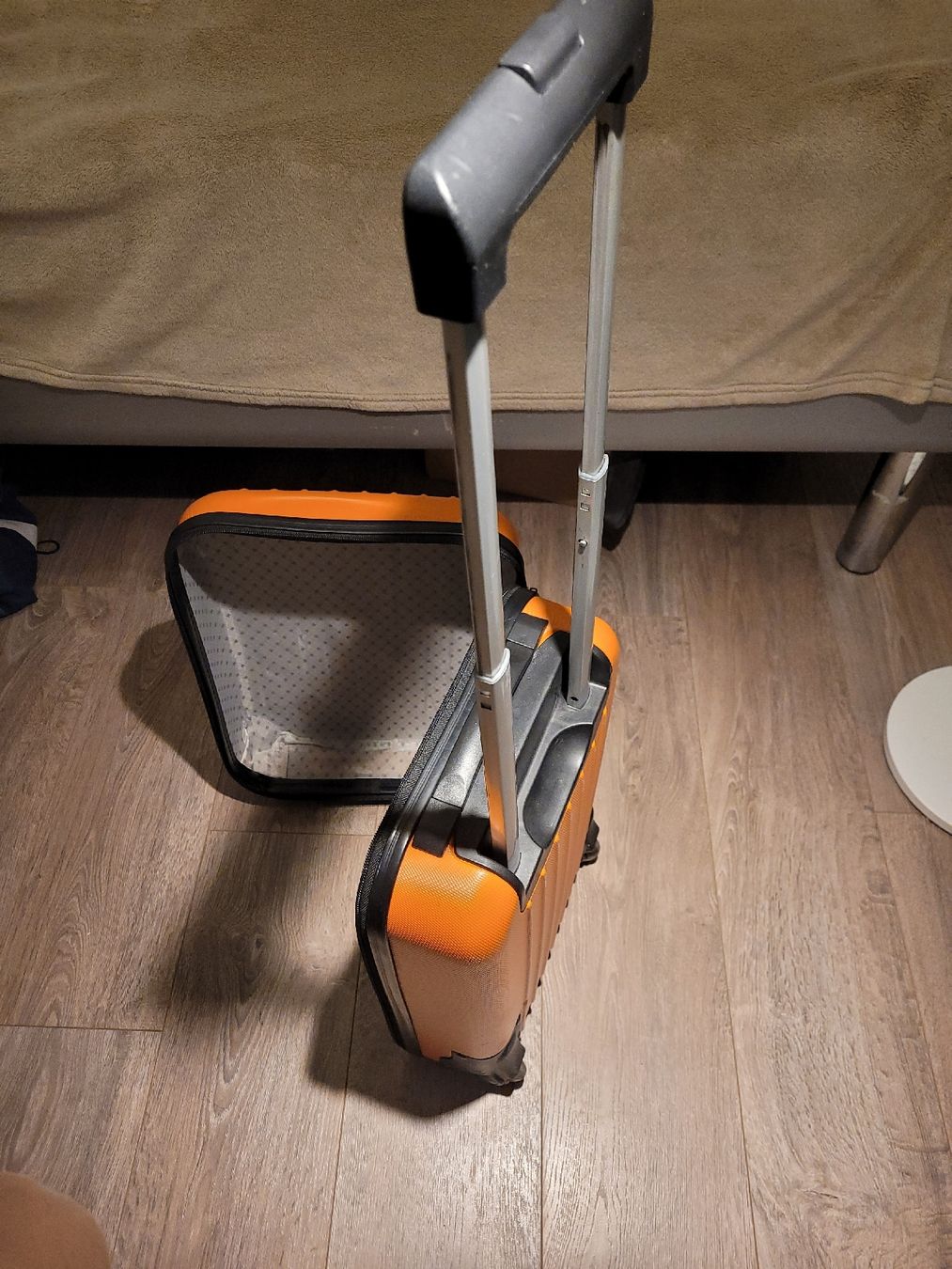 Valigie: Orange Carry-on Suitcase – Usato da Wettingen venduto da mor_76q7 3