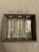 Retro Deko-Set: 3 Glasvasen in Holzgestell - Top Zustand!