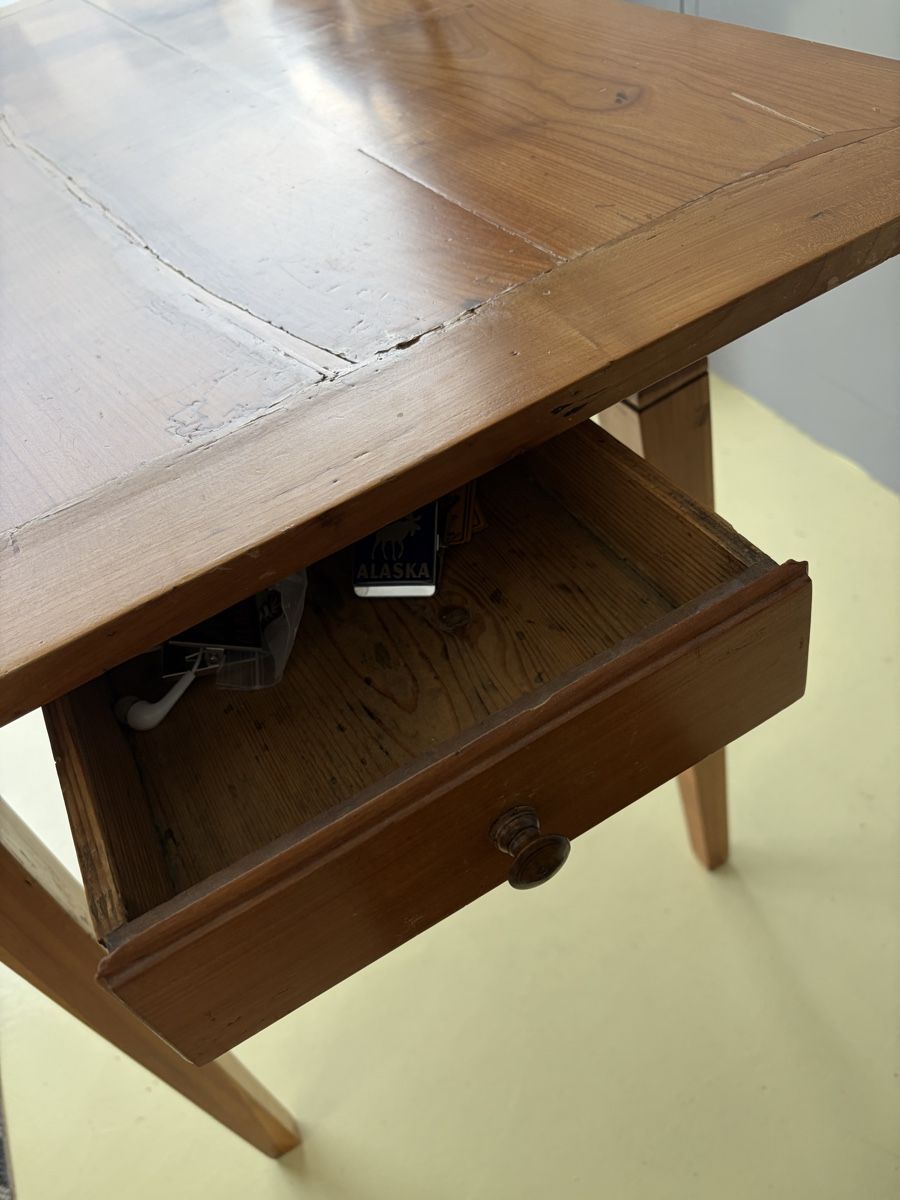 Tables: Antiker Holztisch mit Messingecken – D'occasion à Belp par Fam_Beutler 3