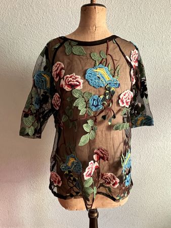 Top en dentelle noire brodée fleurs taille M