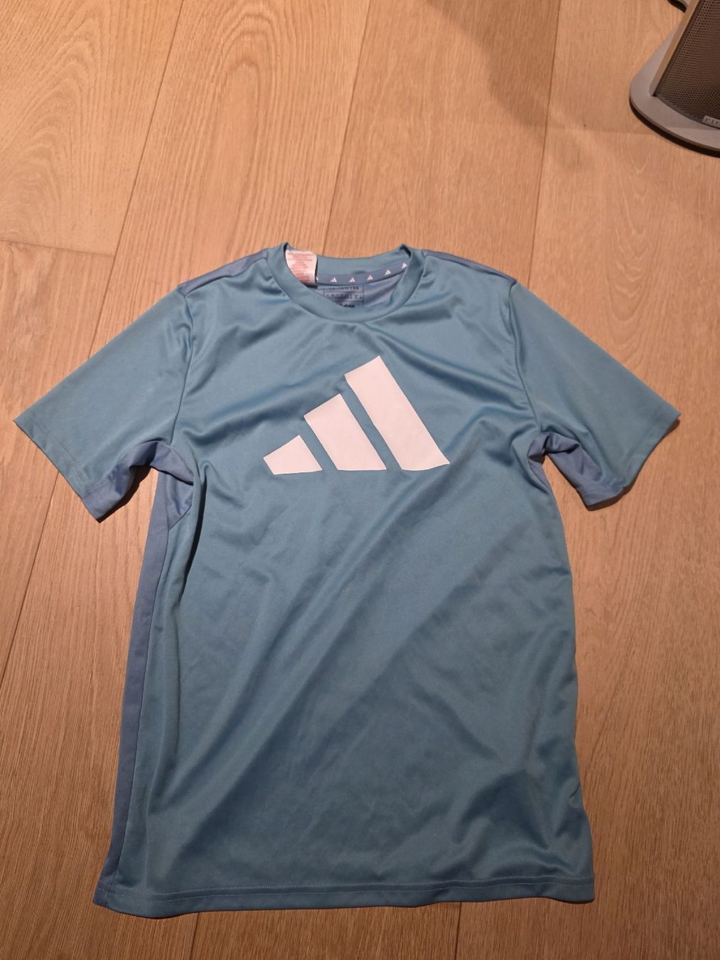Adidas T-Shirts: Sommer Adidas Shirt Gr. 164 - neuwertig – Gebraucht aus Thalwil von Beckhaem