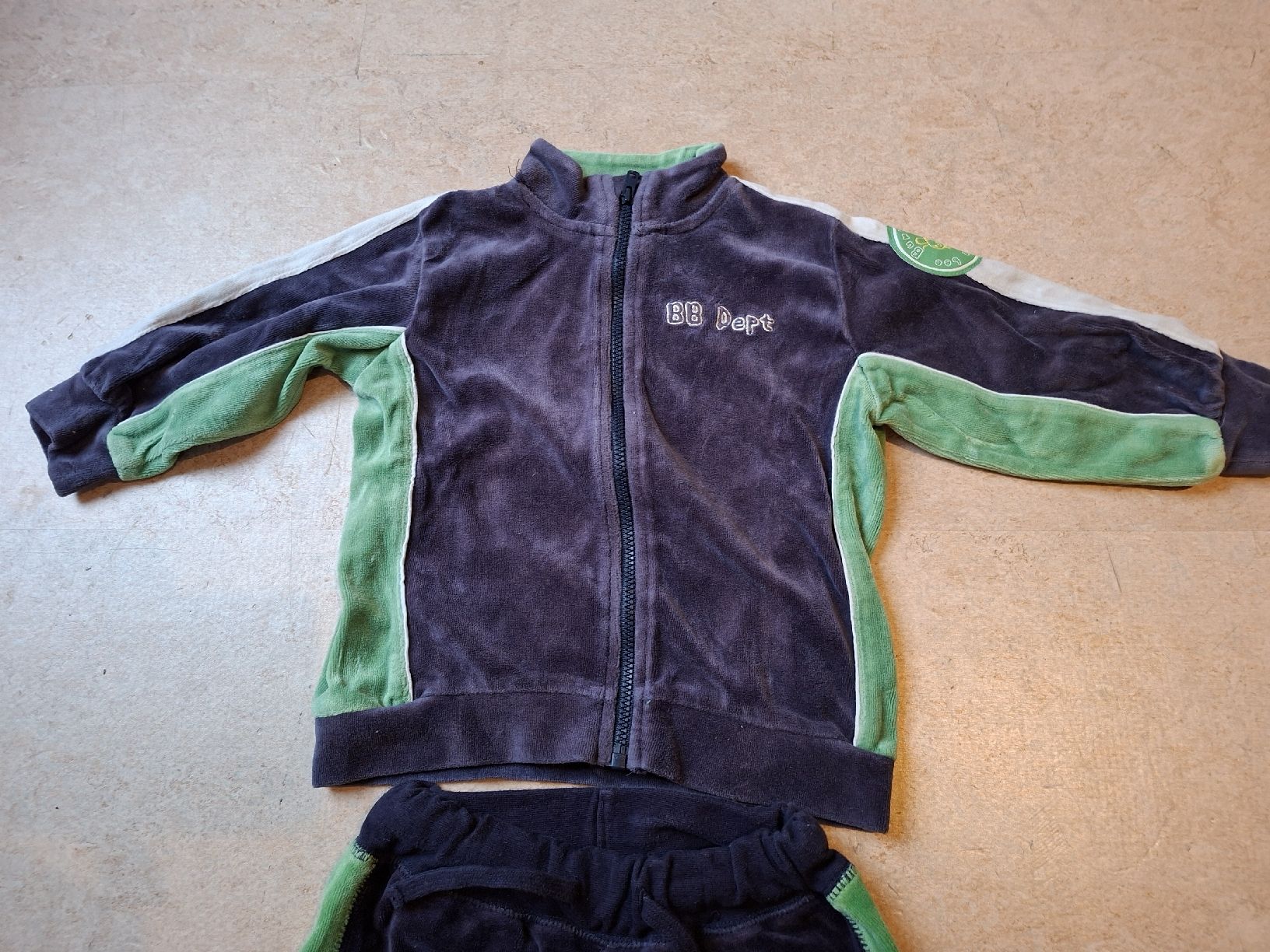 H&M Anzüge: H&M Baby Samt Trainingsanzug Gr. 86 – Gebraucht aus Klingnau von vollmond36 1