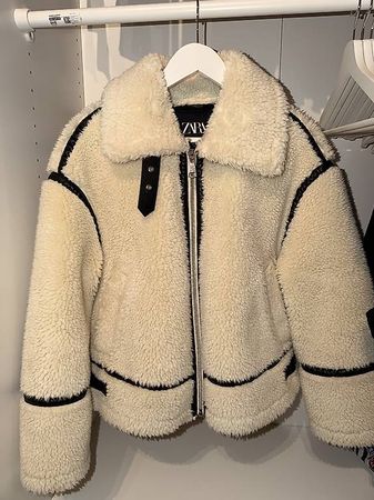 ZARA Teddyjacke beige, warm & trendy