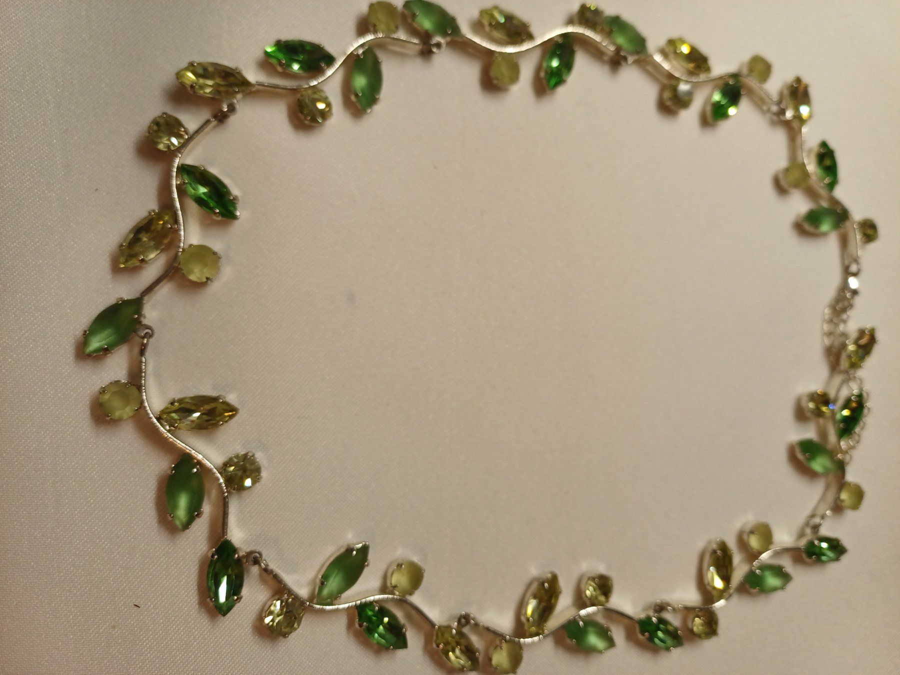 Catenine: Collier vert, cristal de Bohême – Nuovo e nell'imballaggio originale da Le Lignon venduto da Brozova