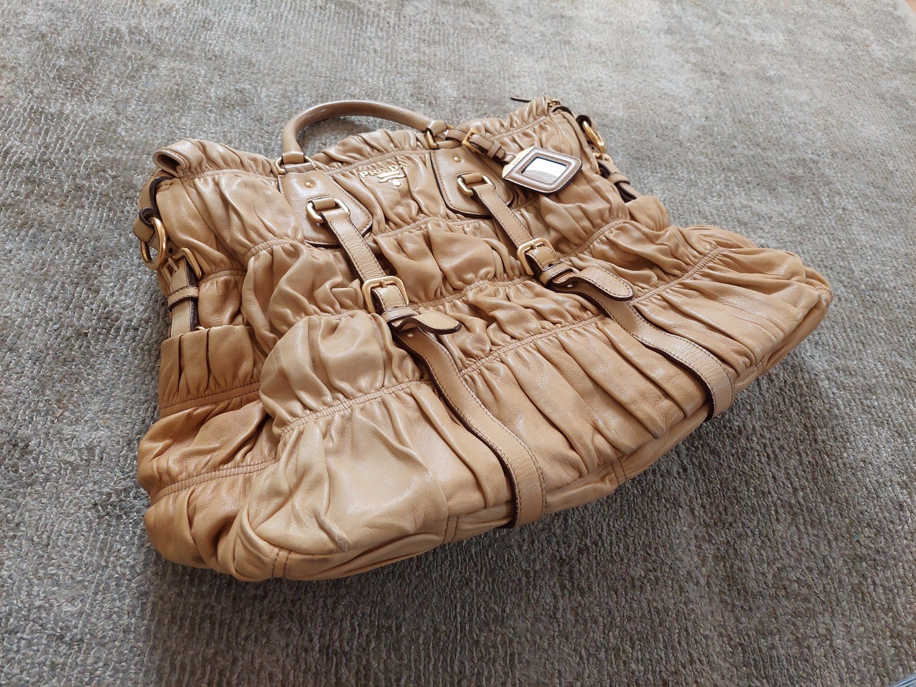 Prada Taschen: Prada Gaufre Shopper beige – Gebraucht aus Zürich von Taxista 8