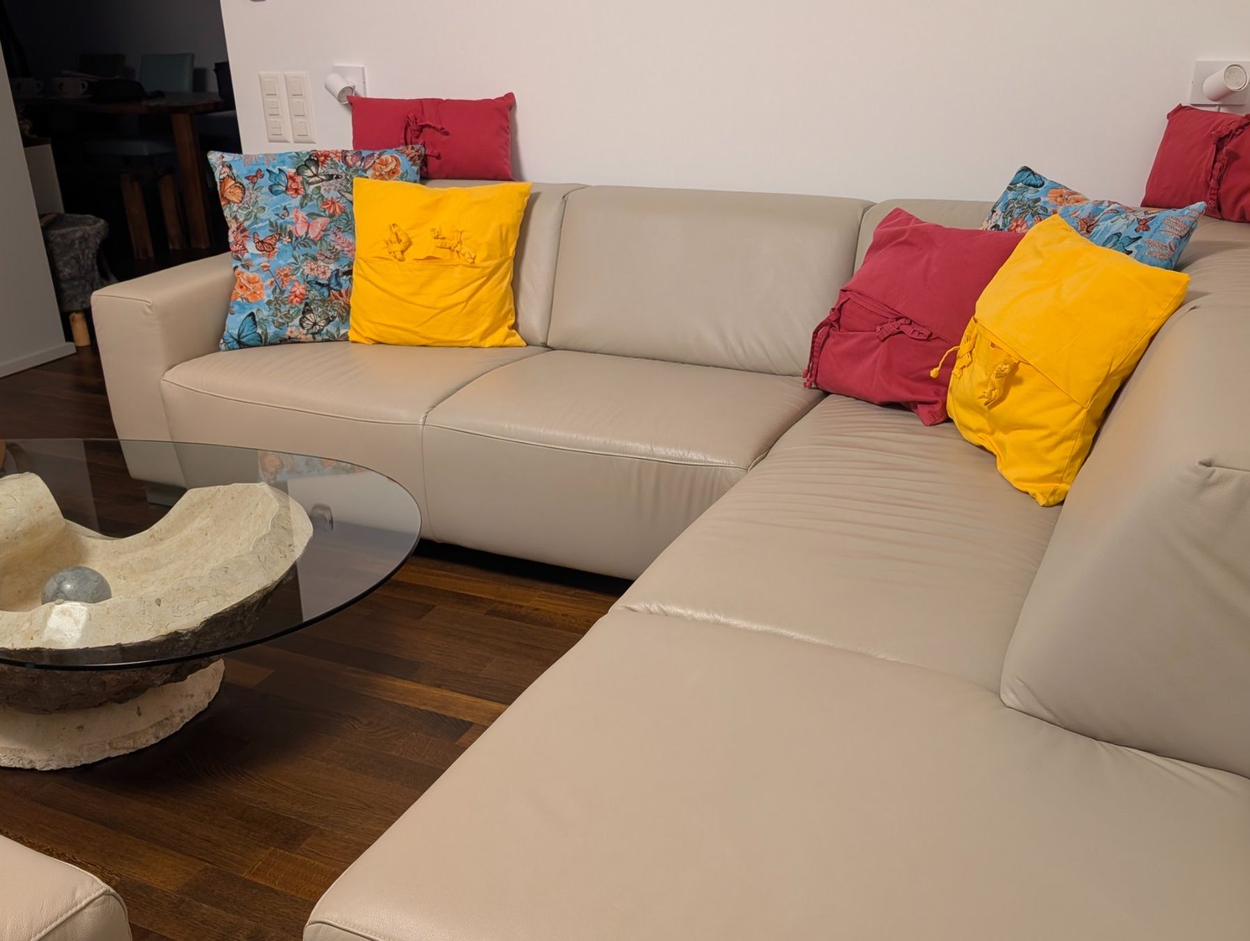 Micasa Divani: Echtleder Ecksofa MICASA mit Hocker, grau - Top Zustand! – Usato da Uetikon am See venduto da transsonic2 2