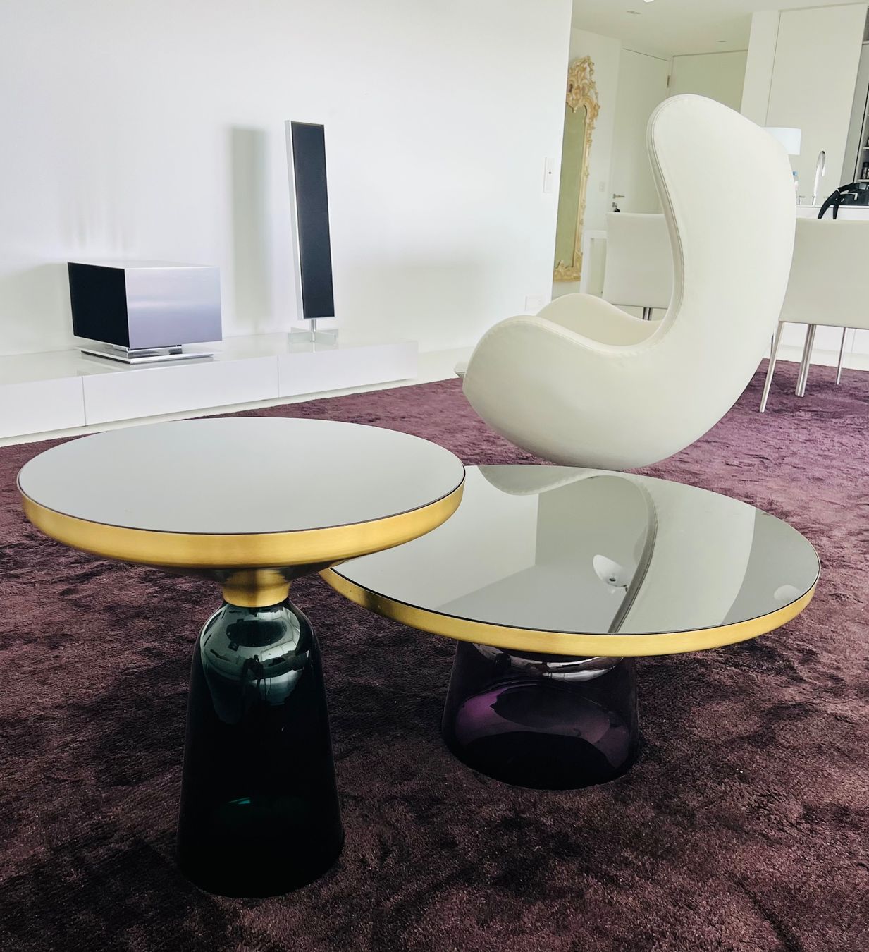 Set di tavolo e panche: 2xClassiCon Bell Table - Sebastian Herkner, Amethyst&Smaragd – Usato da ZUG venduto da sch_xpf5