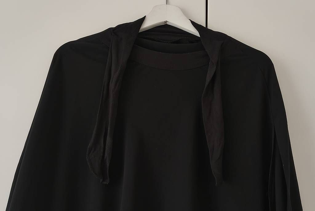 Maglioni & Felpe: Langer Khimar schwarz von horiya.store – Usato da Basel venduto da ukhtyy