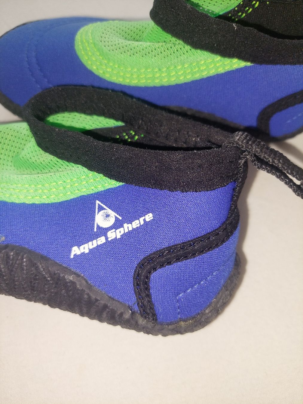 Scarpe per ragazzi: Badeschuhe Aquasphere, Gr. 30/31, ideal für Badi oder Strand – Usato da Rudolfingen venduto da T.Mueller 2
