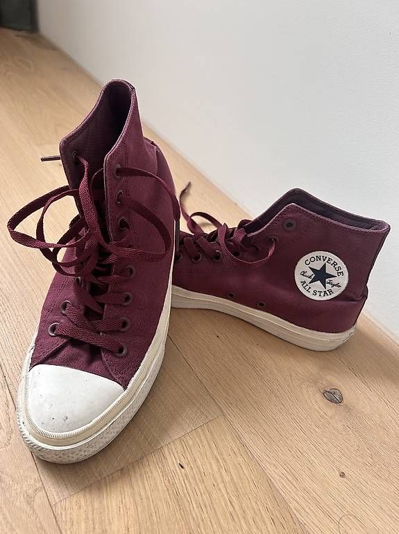 Converse Scarpe da uomo: Bordeauxrote Converse Chuck II Grösse 41.5 – Usato da Herrenschwanden venduto da ale_5ggz
