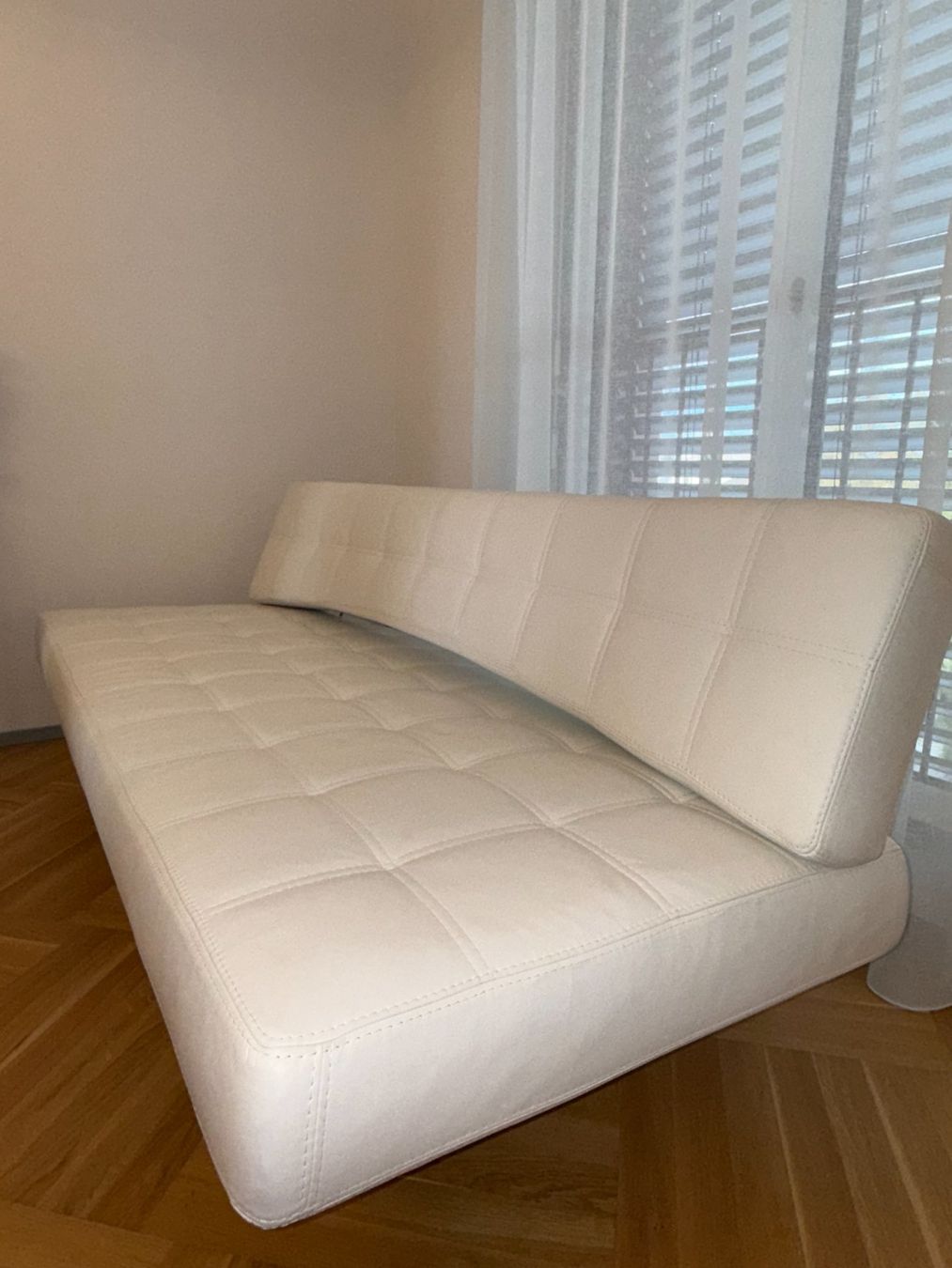 Divani: Weisses Ledersofa mit Schlaffunktion – Usato da Dübendorf venduto da sunshinezurich 2