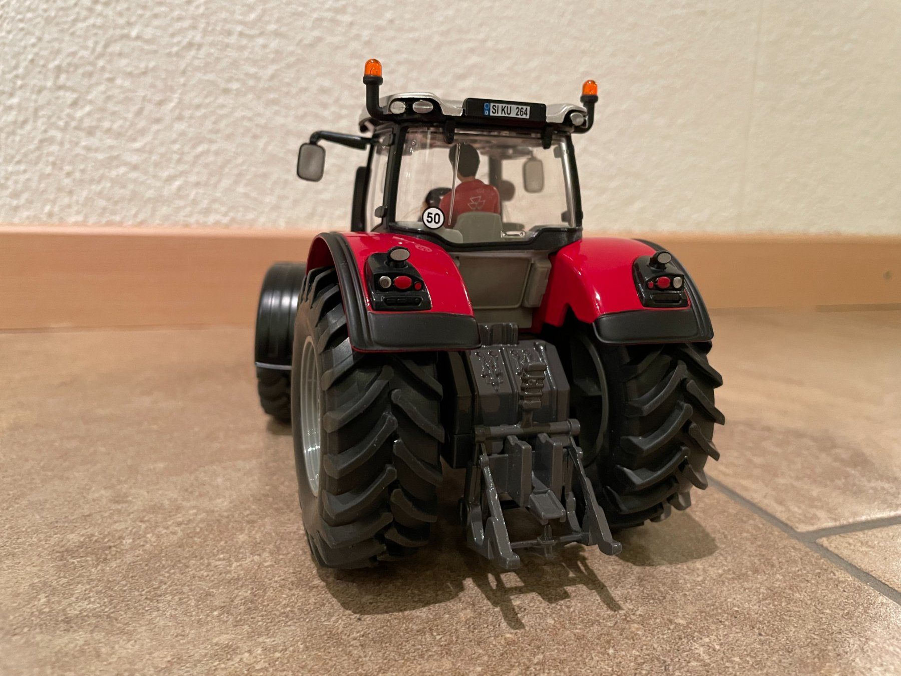 Massey Ferguson Trattori: SIKU Massey Ferguson 8680 mit Siloballengabel – Nuovo e nell'imballaggio originale da Kreuzlingen venduto da Stefan1150 3