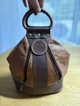 Borsa in pelle marrone con manico rotondo