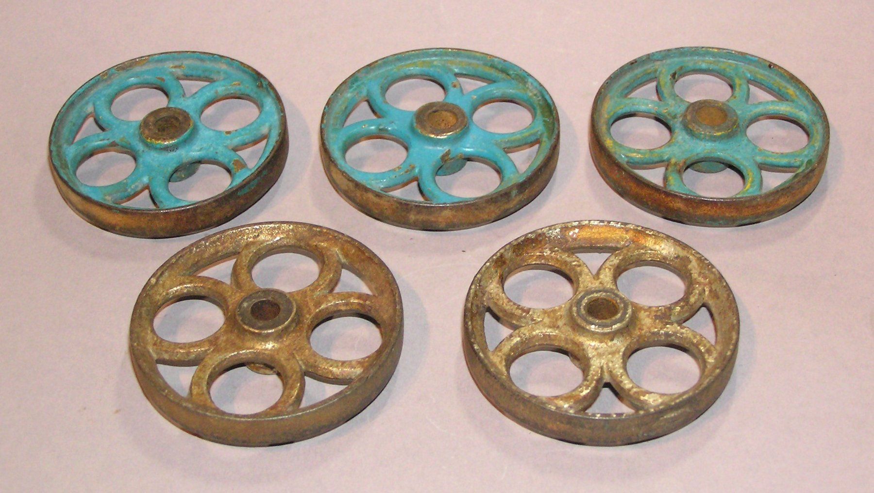 Spielzeuge: 5 ANTIKE SPIELZEUG EISENGUSS RÄDER – Gebraucht aus Grenchen von Antique-hunter 2