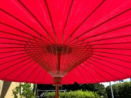 Grosser Asiatischer rot lackierter Sonnenschirm aus Bambus
