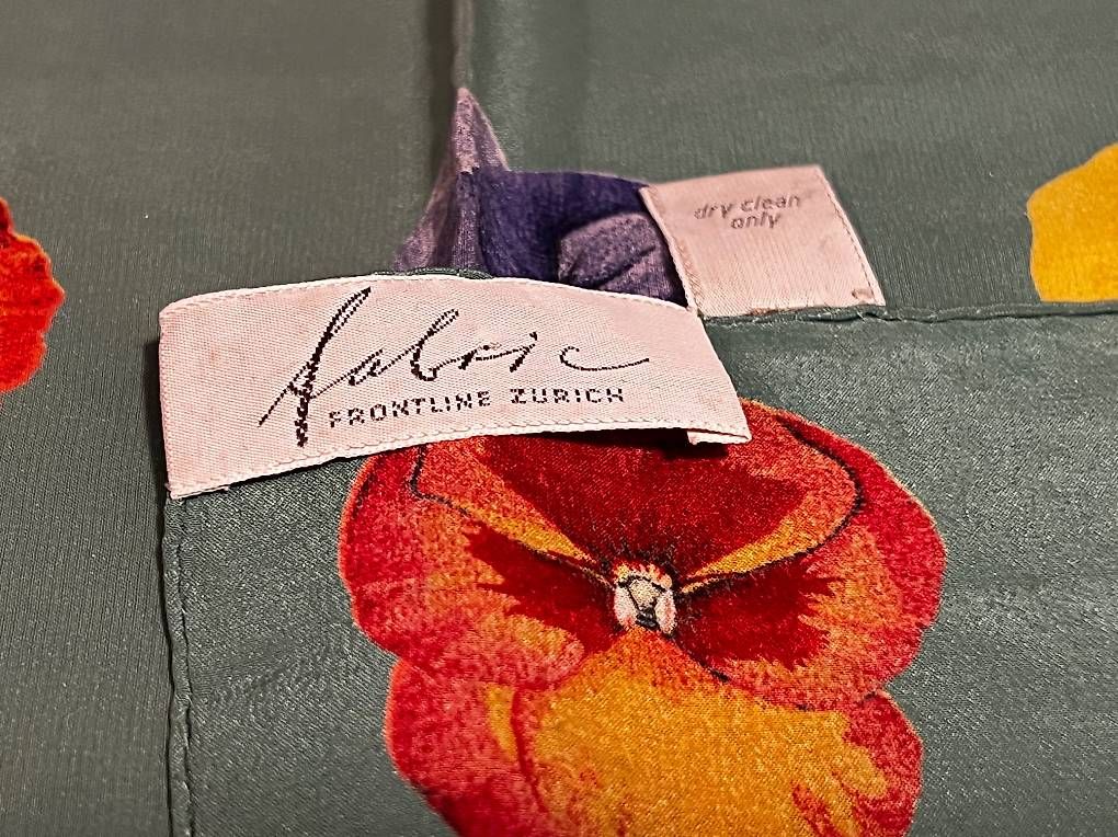 Fabric Frontline Foulard & Sciarpe: neues, edles fabric frontline Seidentuch – Nuovo (secondo la descrizione) da Zürich venduto da ciaostuffy