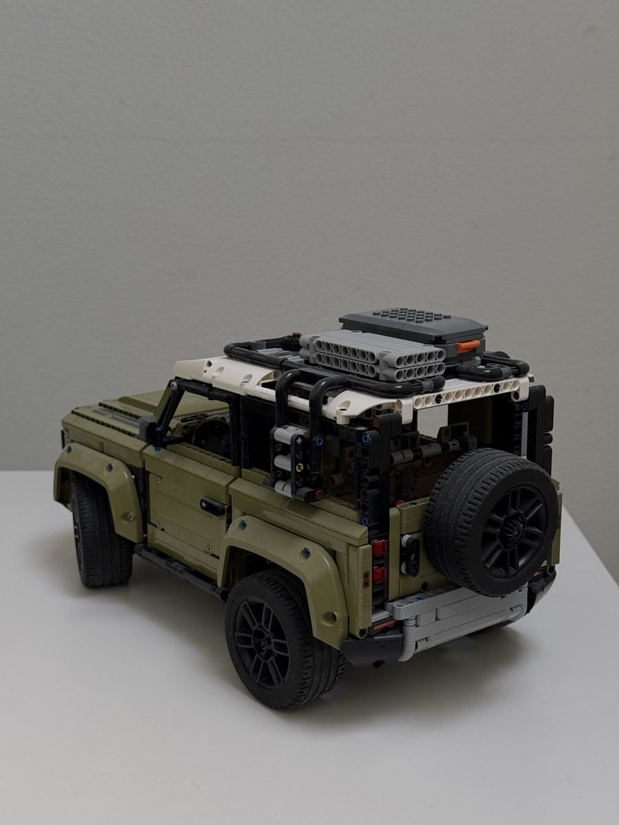 Land Rover Voitures modèles: LEGO Technic Land Rover Defender 42110 assembled – D'occasion à Lufingen par colinluetzelschwab 2