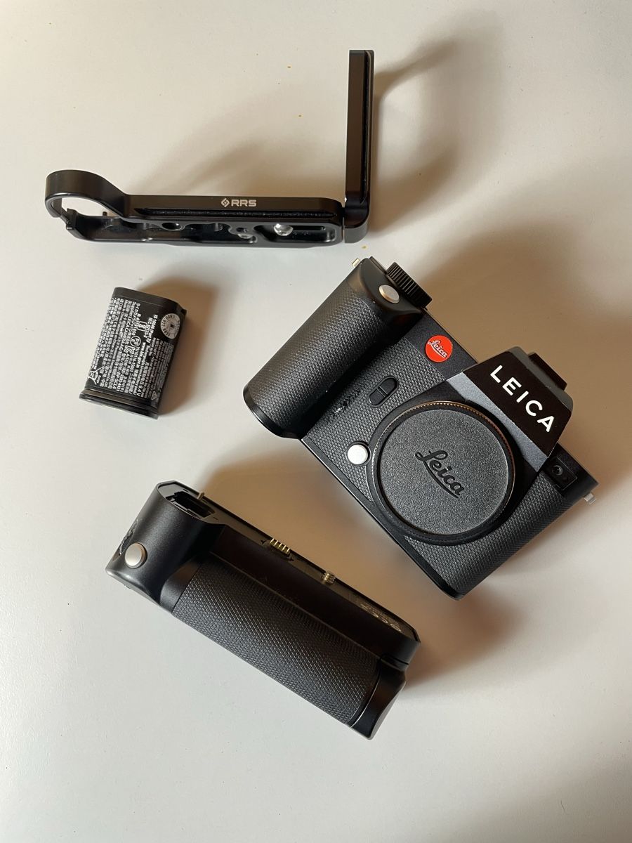 Leica Kamera: Leica SL2 mit Multifunktionshandgriff – Gebraucht aus Nesslau von Wolzen