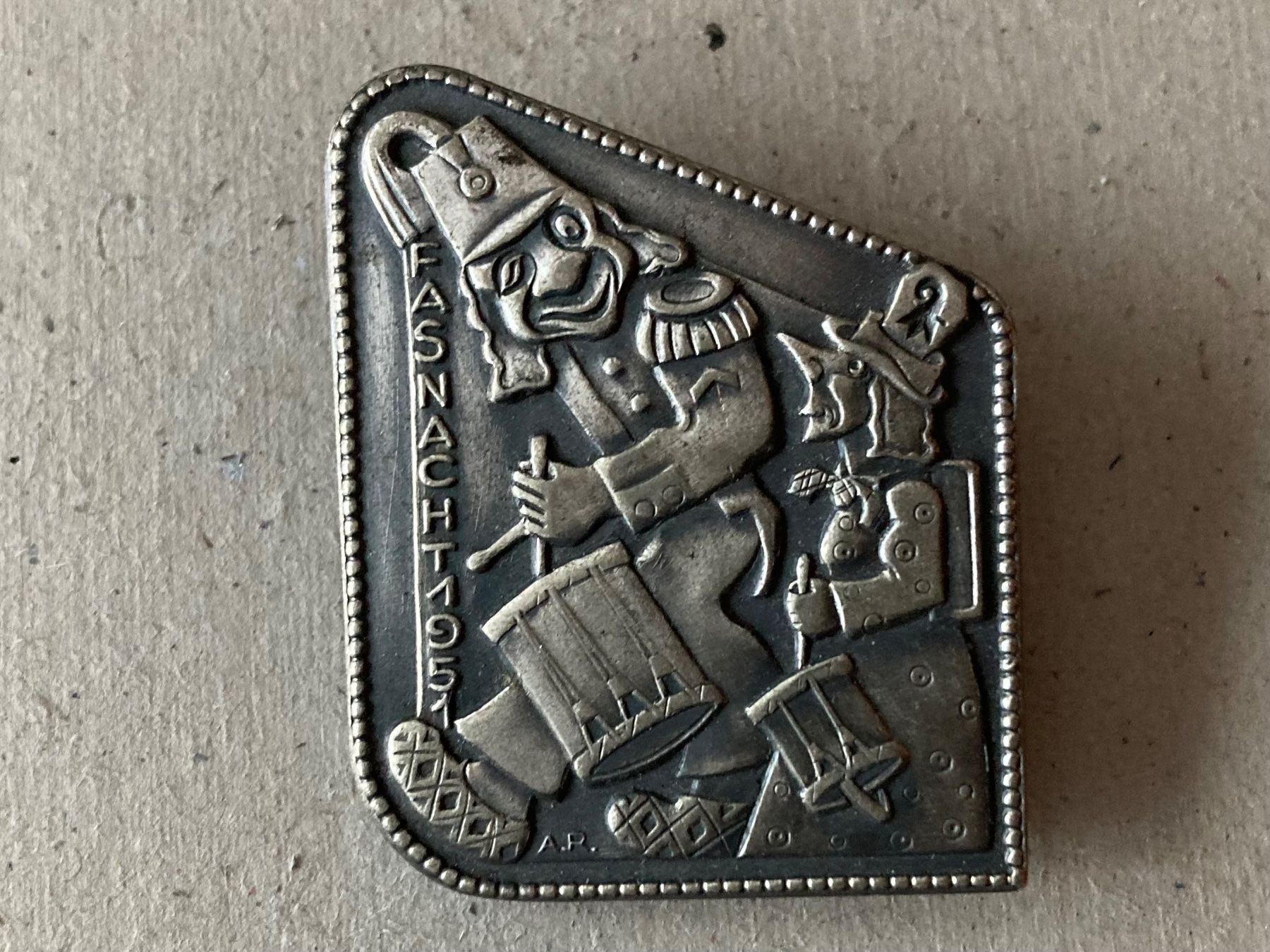 Plaketten & Abzeichen: Basler Silber-Fasnachtsplakette 1951 – Gebraucht aus Riehen von freestyle_buttons