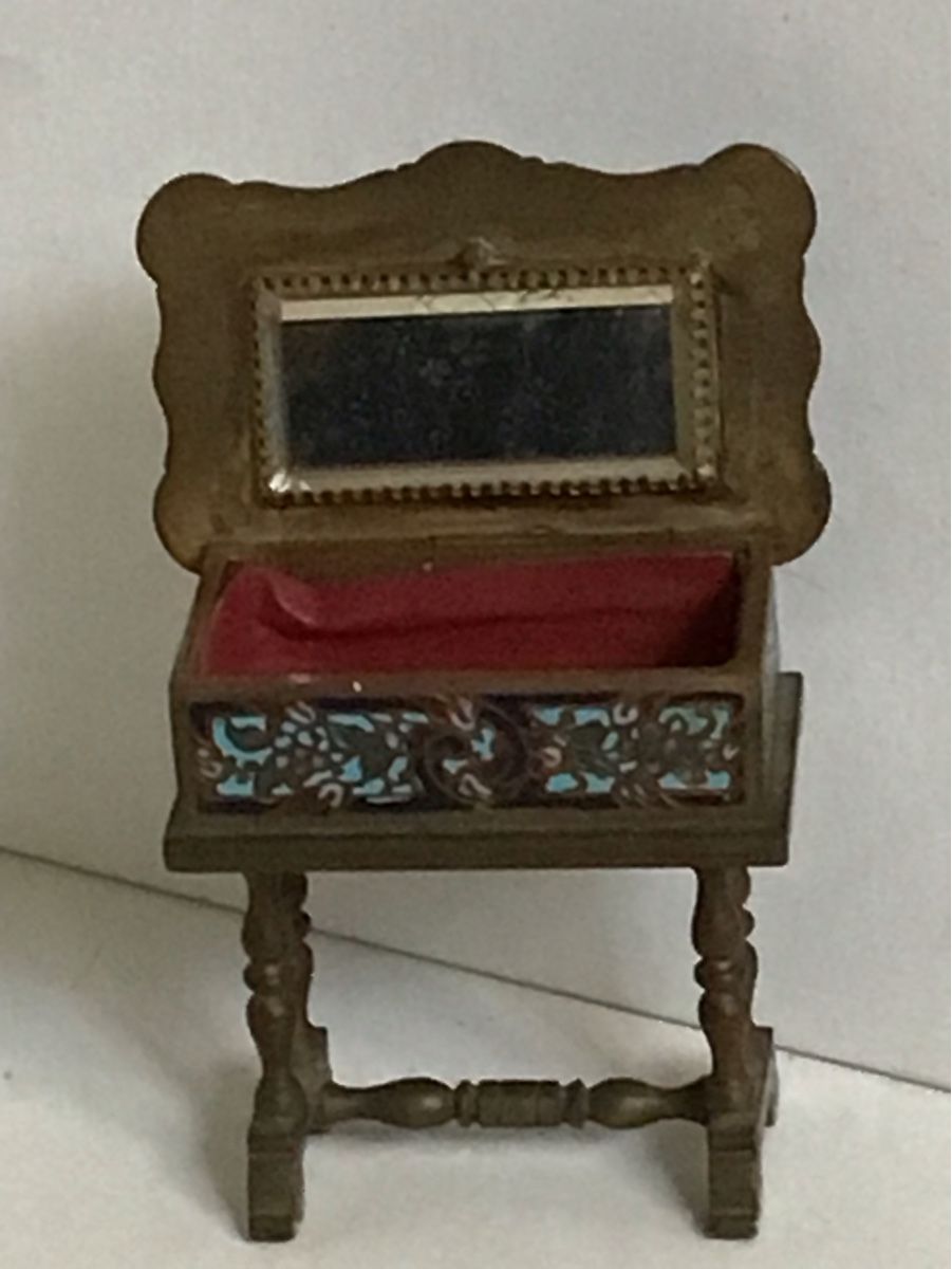 Giocattoli: Uraltes antikes Miniatur Nähtischchen Bronze mit Emaille – Usato da St. Gallen venduto da Goldlilly 2