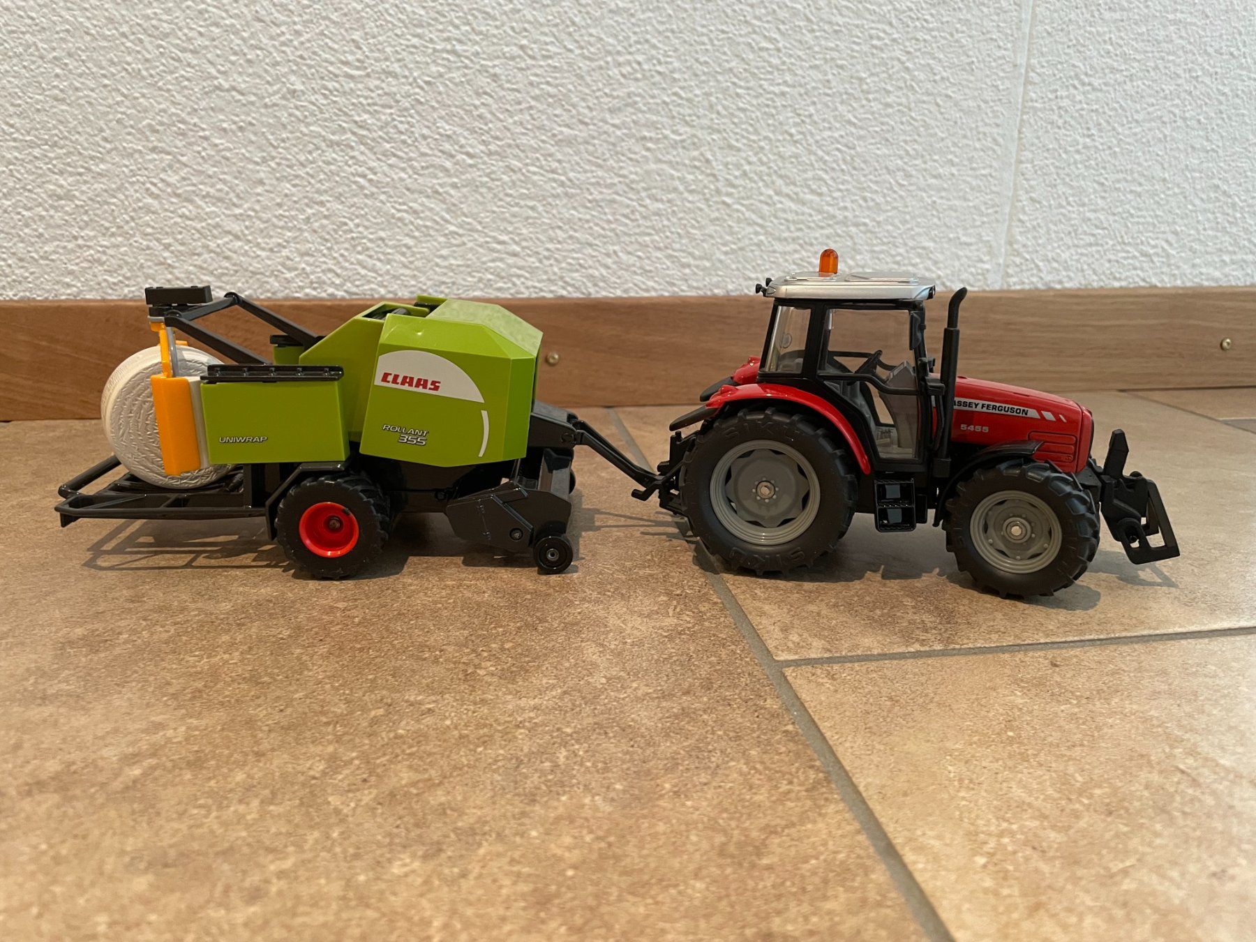 Massey Ferguson Traktoren: SIKU Massey Ferguson mit Claas Presse – Neu und originalverpackt aus Kreuzlingen von Stefan1150 2